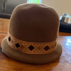 Women’s hats by Sarah Gavaghan NY‎ Fine Feltfur rust brown Cloche Hat with band